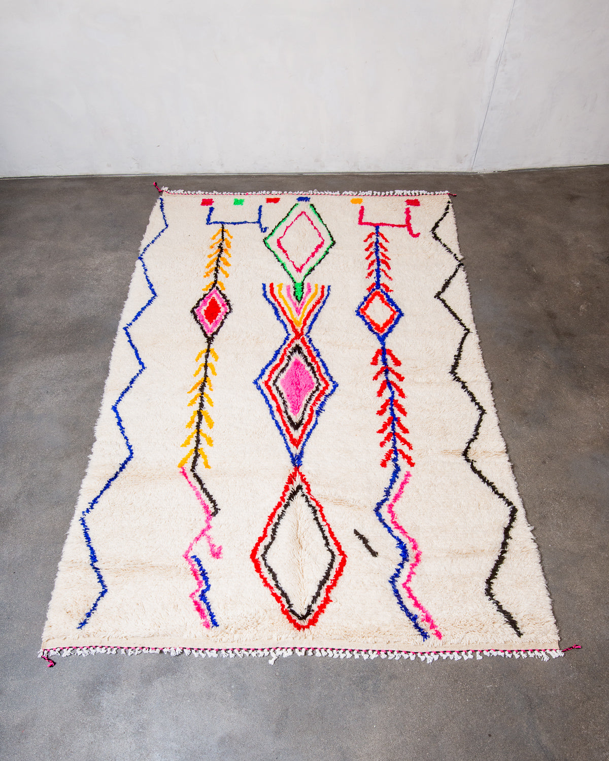 Modern designer handcrafted Berber rug from Morocco. Azilal rug with beautiful colours and patterns. Made of sheep’s wool and colourful cotton.